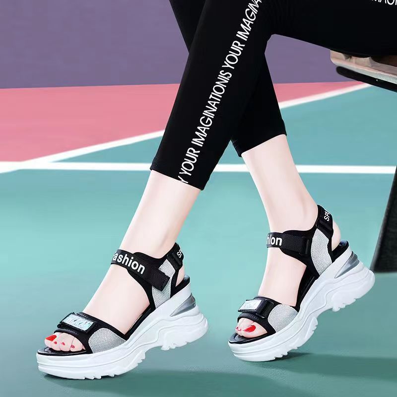 Sandalias de cuero suave para mujeres 2026 verano nuevo muffin red pendiente gruesa con fondo plano estudiantes zapatos de playa suave para mujeres