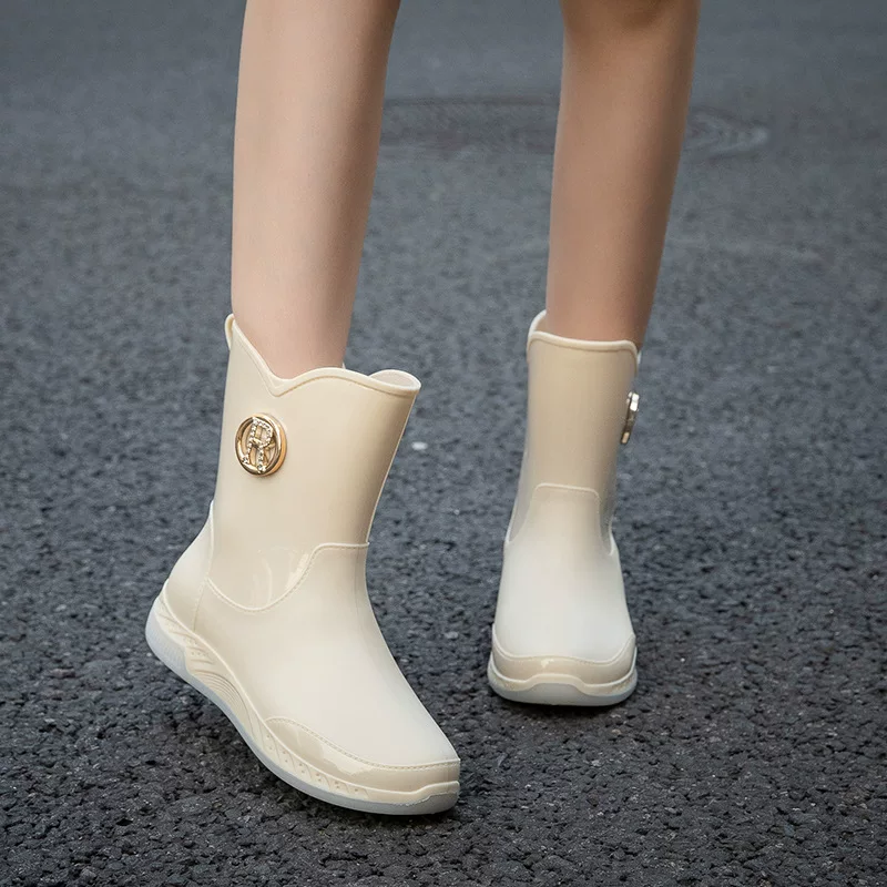 Fashionable boots, non-slip wear-resistant shoes