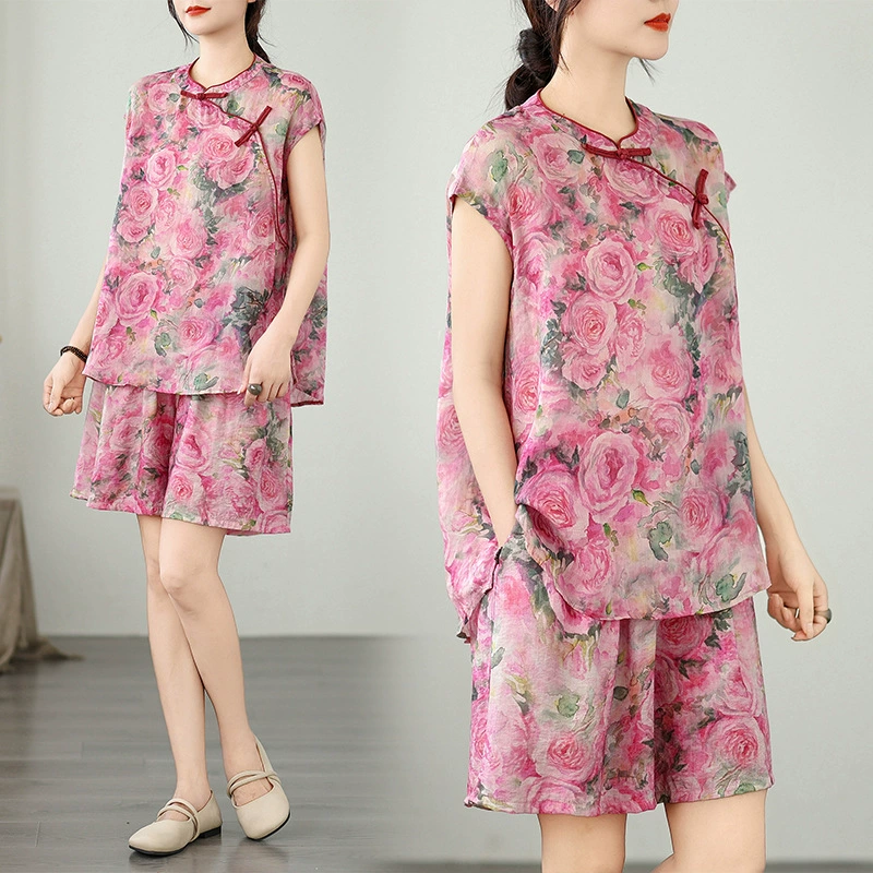 Летний костюм 2025 года: элегантный топ на пуговицах из тенселя с ретро-принтом + свободные шорты, создающие эффект стройности.