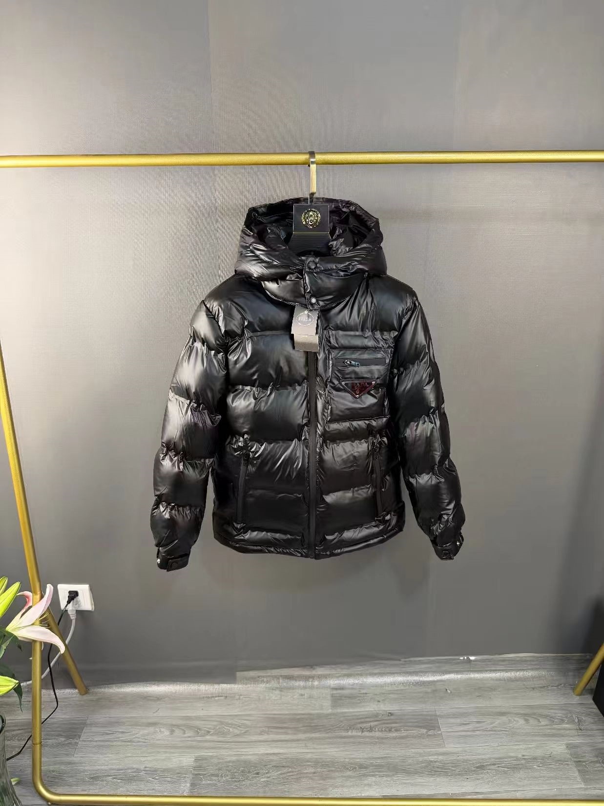Marca de moda de invierno europea pan abrigada y esponjosa chaqueta de plumón Pujia con cremallera chaqueta casual de moda para hombres y mujeres en stock image 8