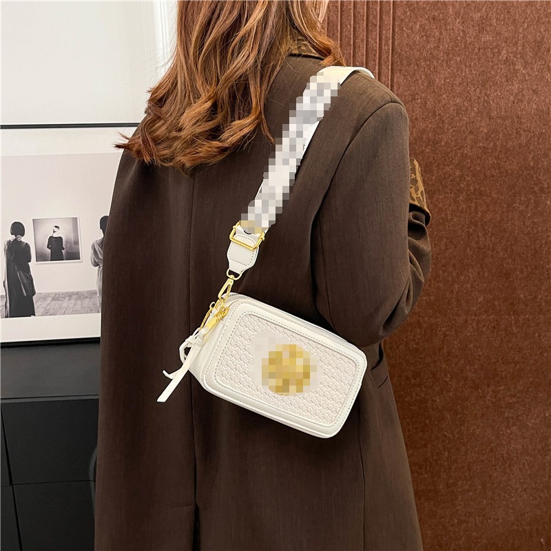 Bolso de mujer de comercio exterior, bolso cuadrado de color sólido simple, bolso de hombro de mano de 2024 nuevo estilo universal.