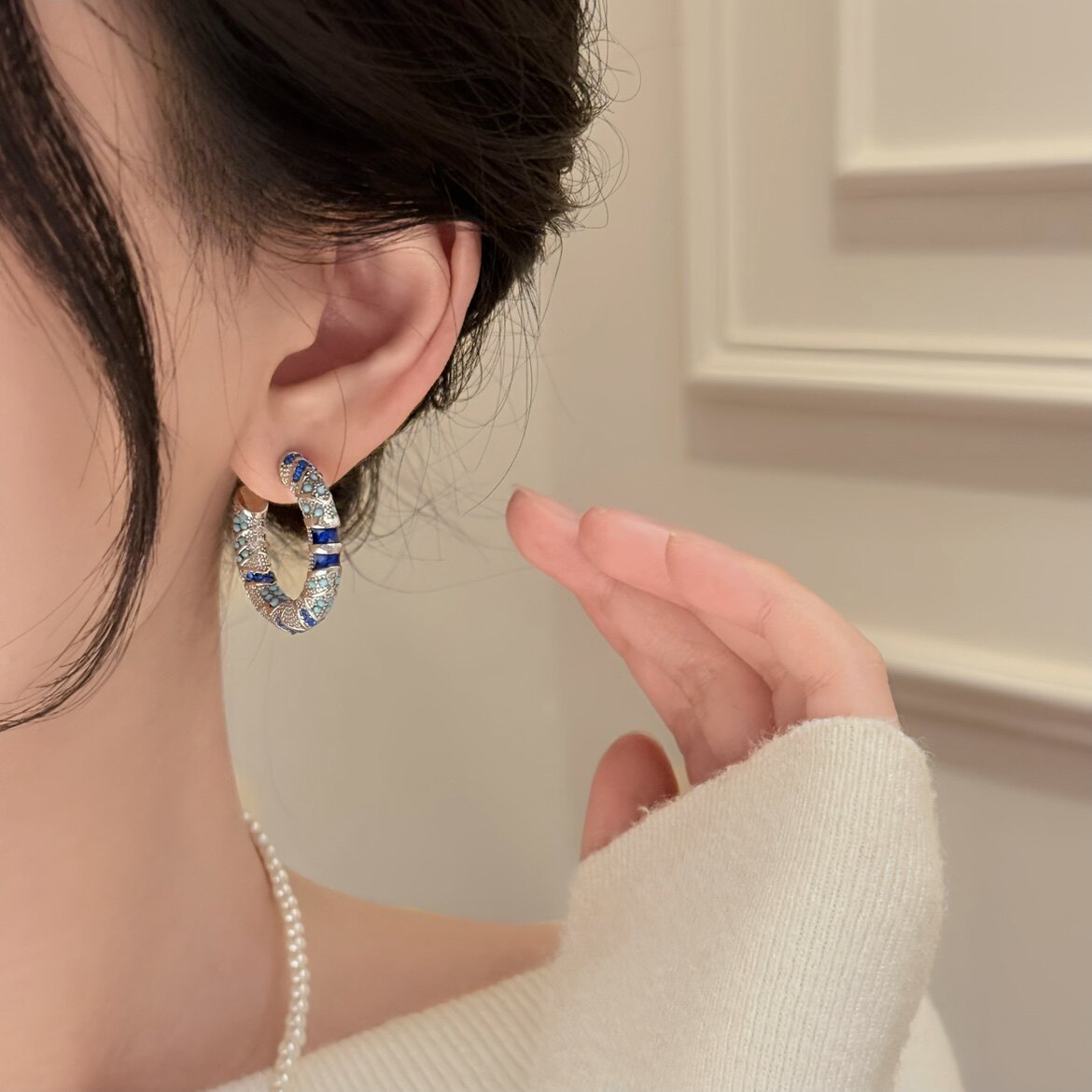 Retro estilo circón estriado hueco estilo aretes de lujo ligero aretes de aretes al por mayor