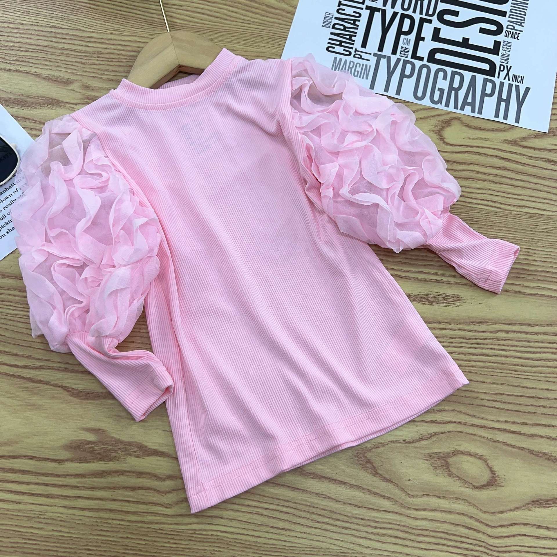女の子の泡の袖の底のシャツの2025春秋は新型の子供の小さい子供の洋風の長袖のtシャツの韓国版の上着を詰めます。