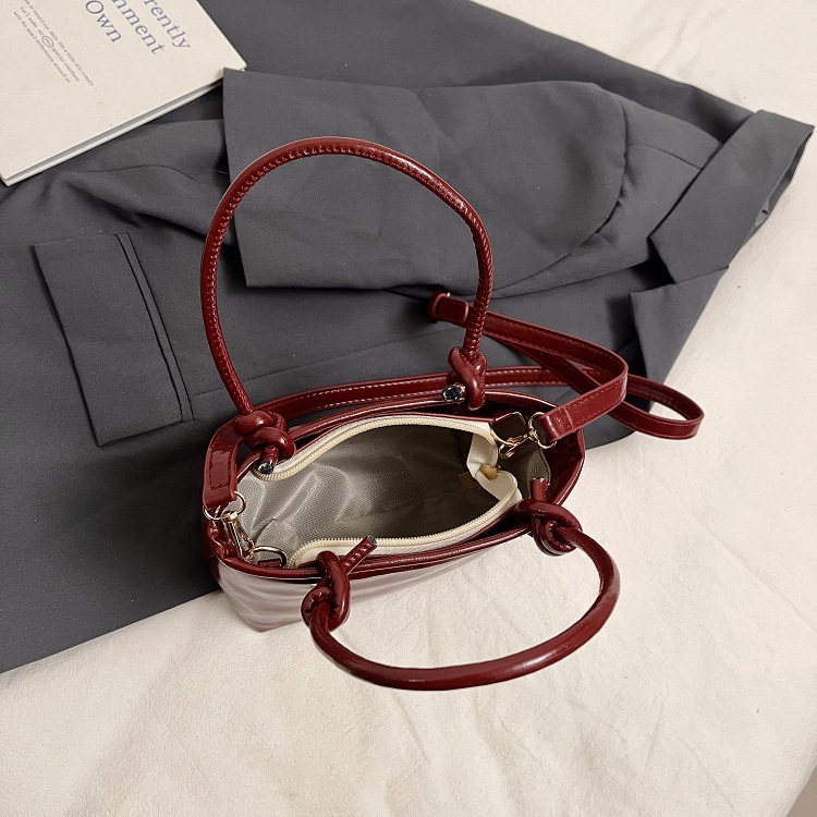 Bolsa de mano de cuero de aceite para mujeres 2024 nuevo otoño y invierno moda moda moda de mano portada con un hombro bolso de cubo