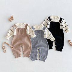 英倫範秋冬新型子供服子供子供子供子供の細いストライプの頭の麻の花の背もたれのズボンの偽の2つのニットは服を登ります。