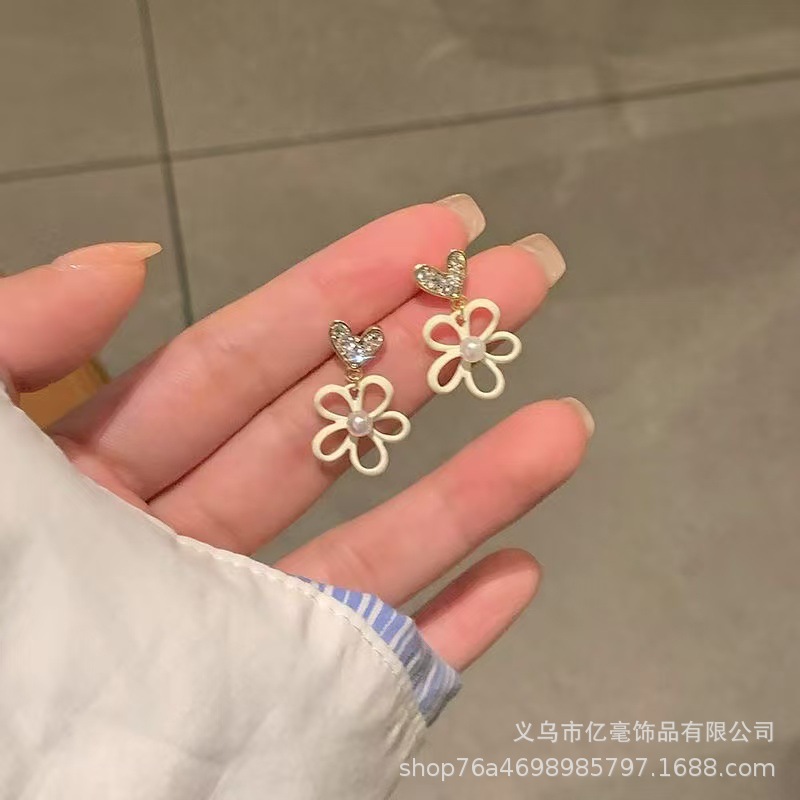 S925 Pendientes de perlas de temperamento Pendientes de lujo ligero de alta gama Pendientes al por mayor y al por menor transfronterizos Mujeres