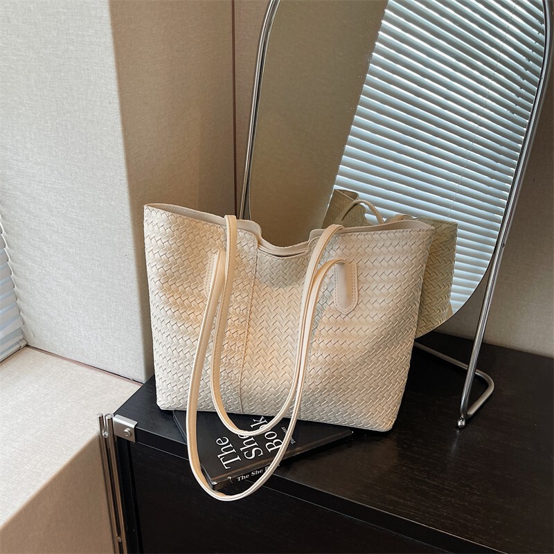 Large-Capacity Handbag, Versatile Commuter Shoulder Bag, Stylish Retro Tote Bag, Women's Pu Woven Embossed Bag