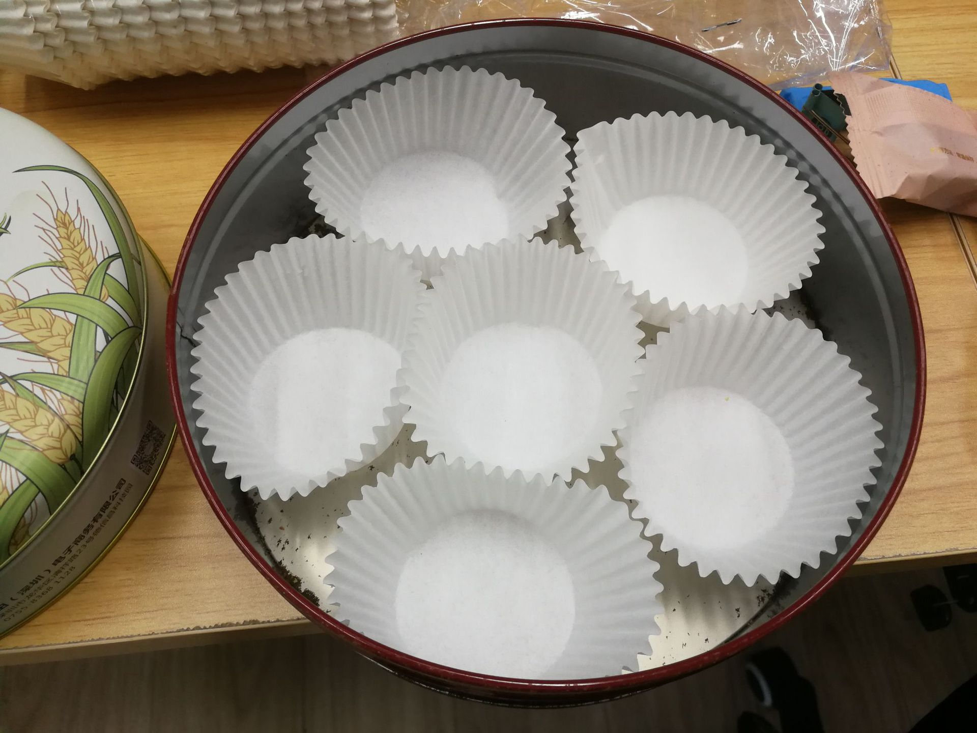 厂家直供食品级白色防油纸圆形中号蛋糕纸托曲奇饼纸托耐温耐烘烤