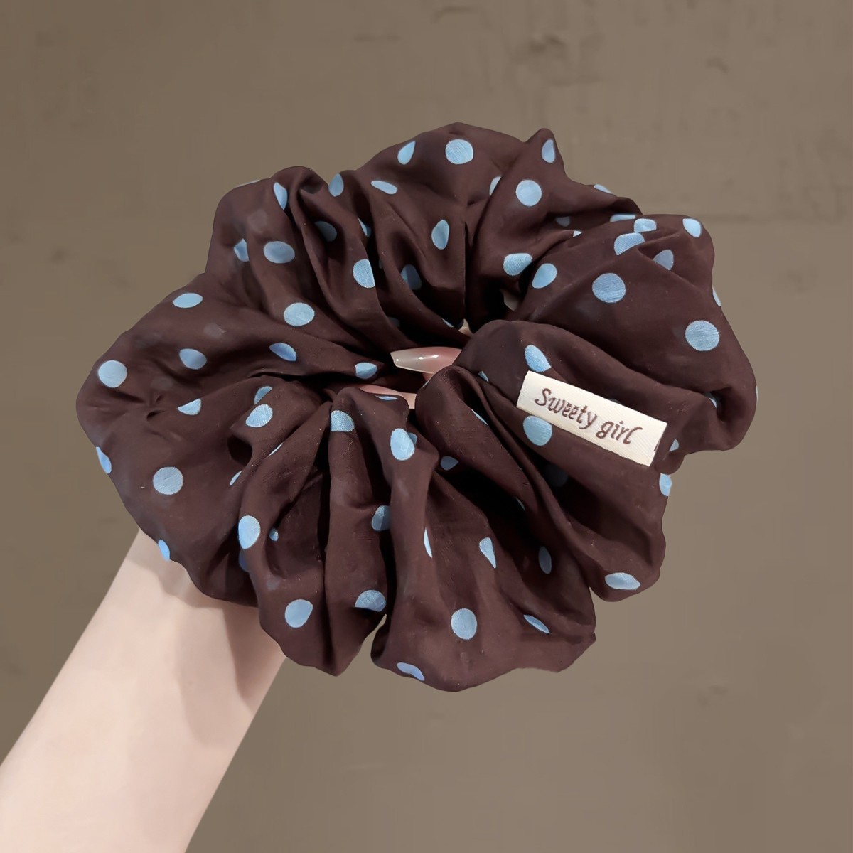 Elegant scrunchie med prickar för kvinnor i kaffefärg nyans_voghion.com