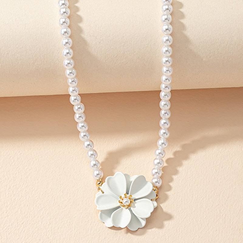 Elegant Geometric Imitation Pearl Alloy Inlay Resin Necklace