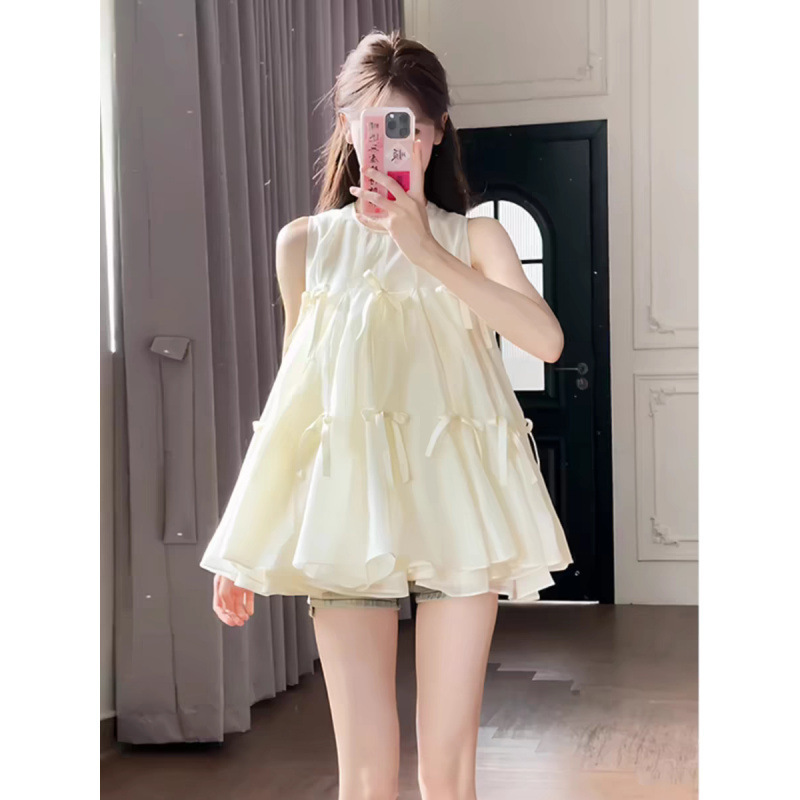 甘いスタイルのノースリーブベビードールシャツ、妖精のようなふわふわトップス、リボン装飾付きの優しくガーリーな着こなし|undefined