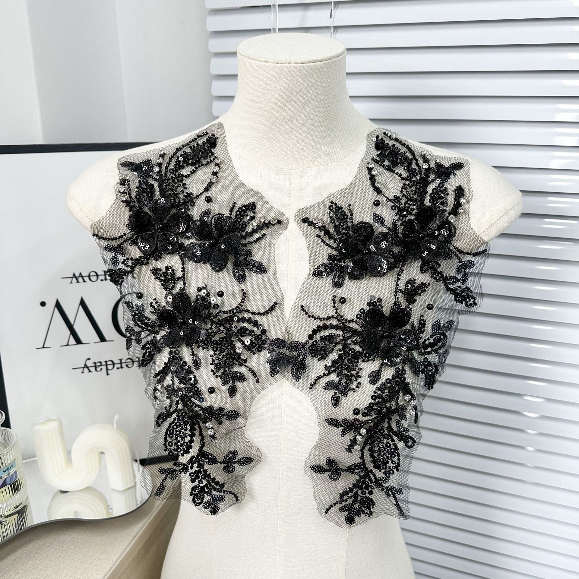 Venta caliente de lentejuelas con cuentas de flores decorativas vestido de novia accesorios de ropa parche pegatinas de tela accesorios de material de bricolaje fábrica al por mayor
