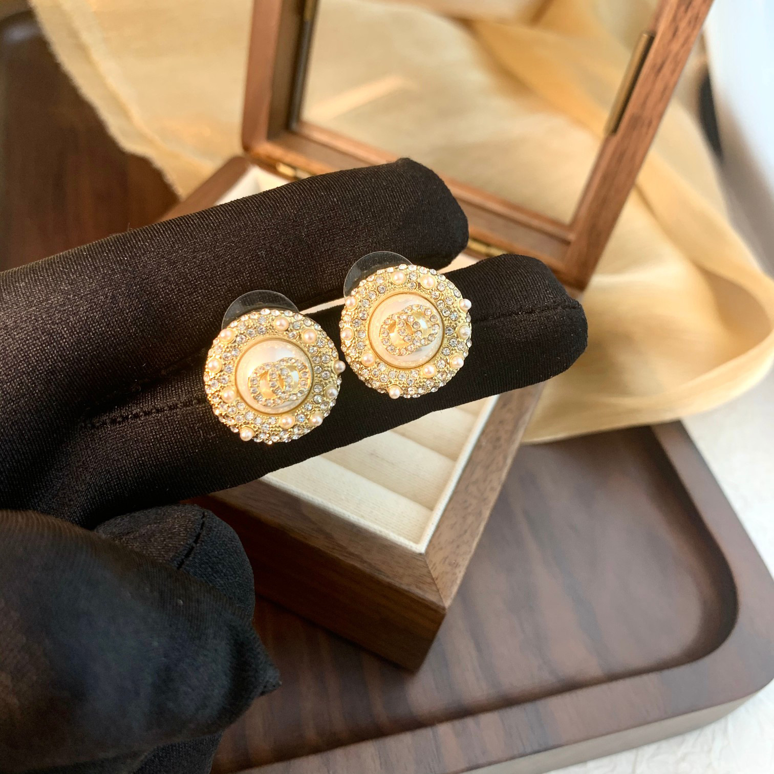 Classic fashionable earrings pearl with zircon