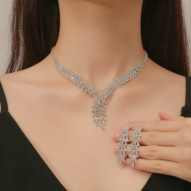 1 Juego Moda Geométrico Cobre Embutido Diamantes De Imitación Mujeres Aretes Collar display picture 1