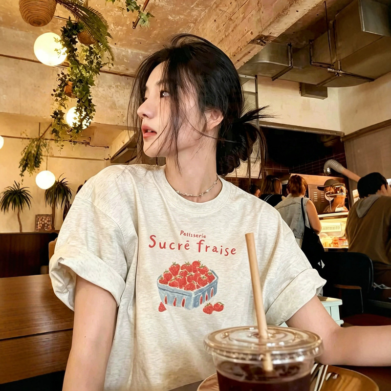 Extra Large Size 1.0-150kg Korean Style Letter and Strawberry Print Short-Sleeve T-Shirt for Women, Summer Loose Round Neck Top for Plus-Size Women, Trendy Extra Large Size 1.0-150kg Korean Style Letter and Strawberry Print Short-Sleeve T-Shirt for Women, Summer Loose Round Neck Top for Plus-Size Women, Trendy