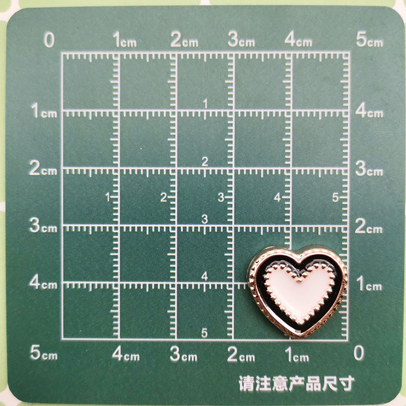 Temperamento de moda blanco y negro pequeño viento fragante cuatro hojas accesorios de plástico corazón de melocotón DIY pinzas de cabello material de ropa de correa