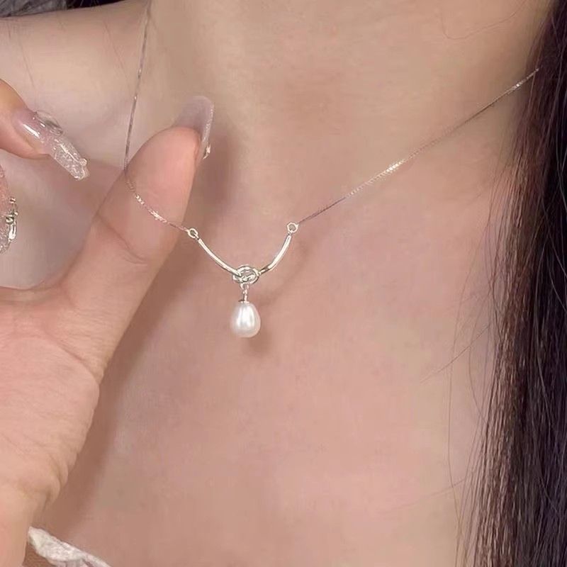 Star Moon Collar Mujer Luz Lujo Verano Diseño Sentido Estrella Estrella Luna Colgante Titanio Acero Dulce Sueño Piedra vidriada Cadena de clavícula