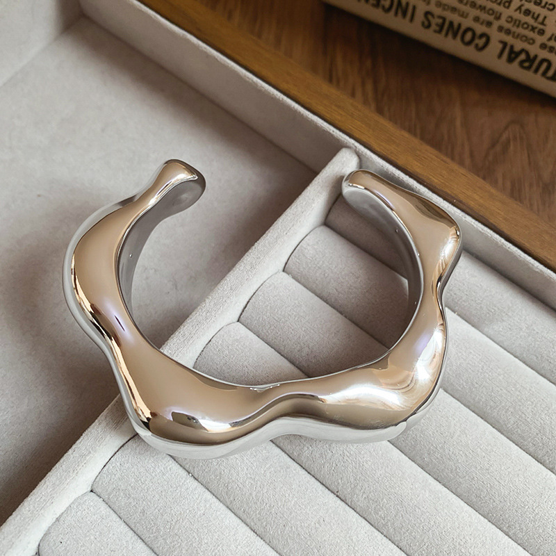 Pulsera de apertura irregular transfronteriza Pulsera de diseño de personalidad de nicho europeo y americano temperamento de moda joyería de sentido avanzado al por mayor