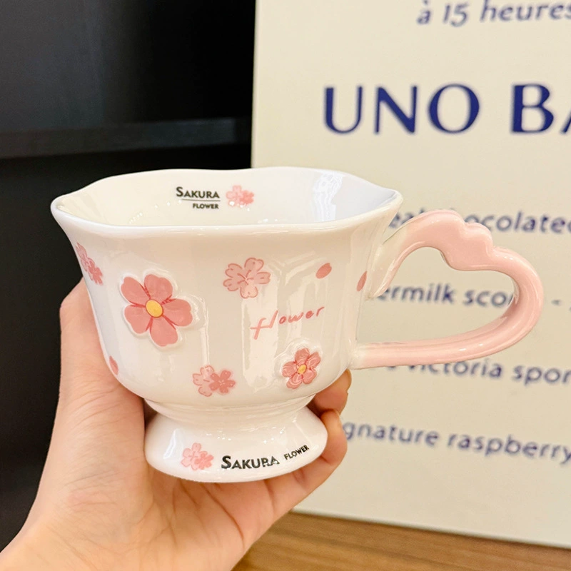 Горшок-кубок сакура из керамики, 380 мл, ручка в форме сердца со spoon, узор цветочного рельефа