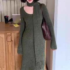 優しい気質とスカーフ付きの女性用ロングニットドレス、秋冬のウエスト痩身セータードレス、コート付き