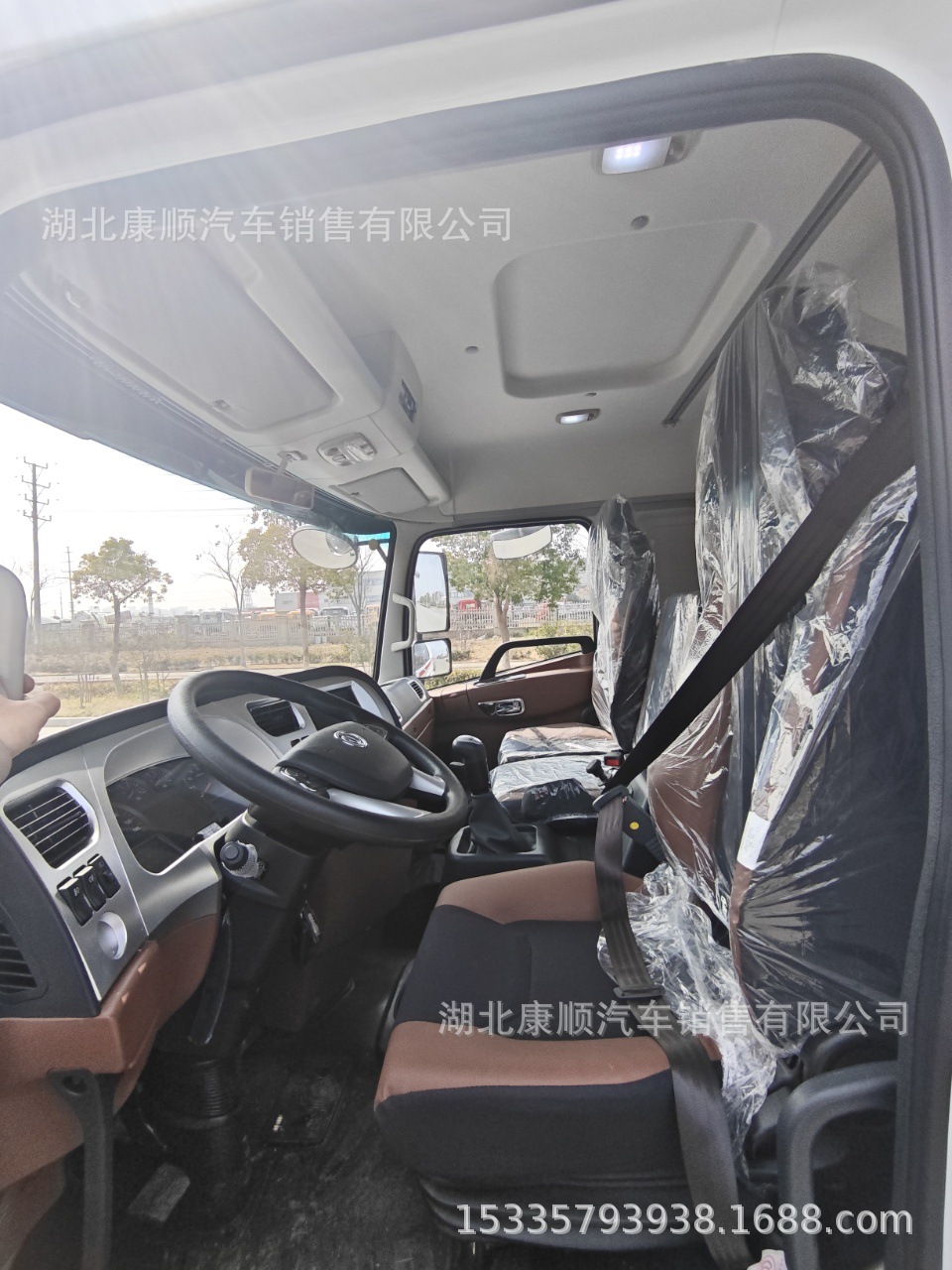 New Dongfeng D3L rear dual-axle water tanker truck, meeting China's National VI emission standards, 19-ton capacity, suitable for large construction sites, highway landscaping, and water spraying