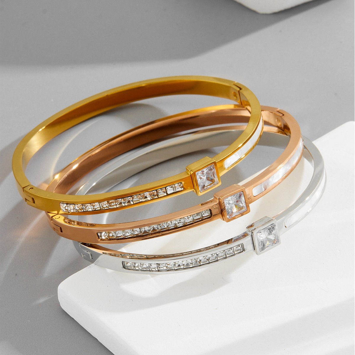 Brazalete de diamante cuadrado de acero de titanio de oro de 18 quilates lujoso ligero ins nicho de diseño de alto nivel de joyería de pulseras rojas exquisitas de Europa y América