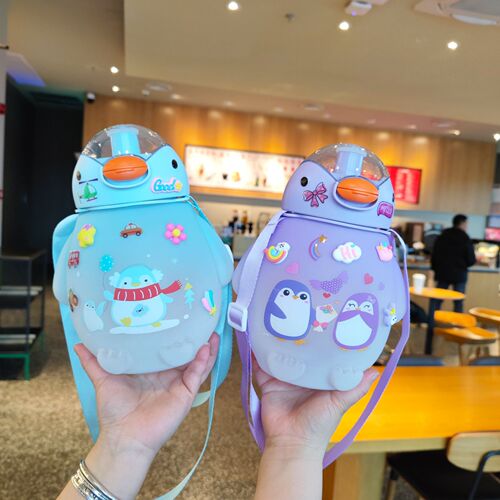 Creative and cute chick straw plastic cup gradient frosted large-capacity water bottle portable cross-body strap
