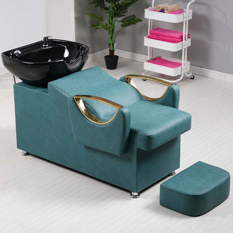 Luna dorada cama verde con lavabo negro