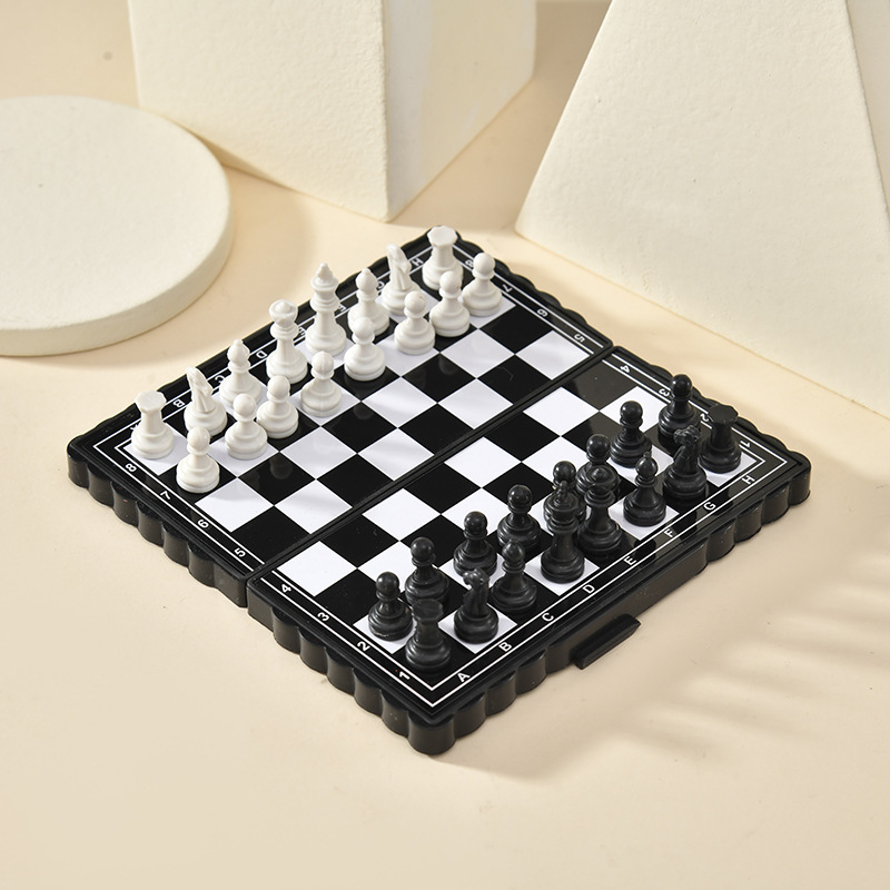 Ajedrez portátil pequeño, ajedrez magnético plegable, estilo de viaje, juguetes de mesa educativos para niños en blanco y negro al por mayor