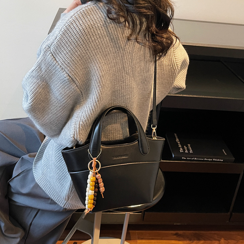 Bolsa de cubo portátil de color contrastante bolso de viaje retro mujer otoño / invierno 2025 nueva moda versátil bolso de hombro