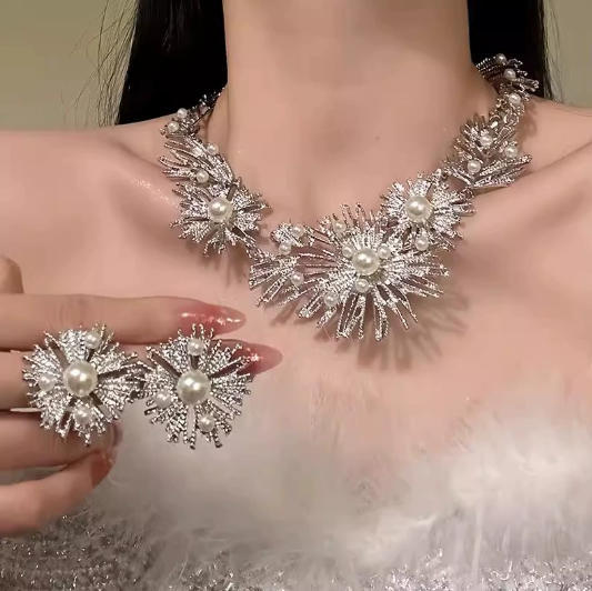 Industria pesada temperamento destellante diamante gota de agua collar de borla temperamento vestido de noche con moda exquisito collar de moda de lujo ligero mujeres