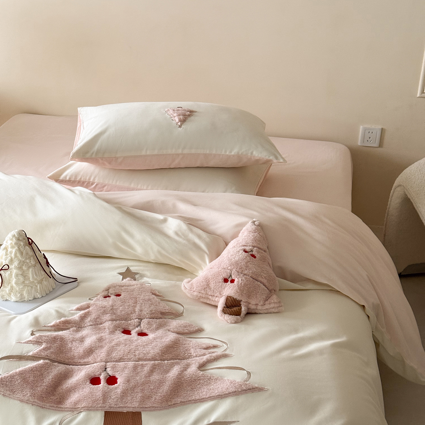 High Thread Count Density - 100S Long-staple Brushed Four-piece Bedding Set, Pure Cotton With Towel Embroidery, Bed_voghion.com