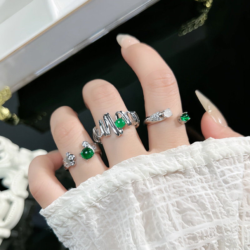 새로운 스타일 불규칙한 넥타이 모조 에메랄드 오픈 링 여성 성격 멋진 스타일 라이트 럭셔리 하이 엔드 검지 반지 트렌드