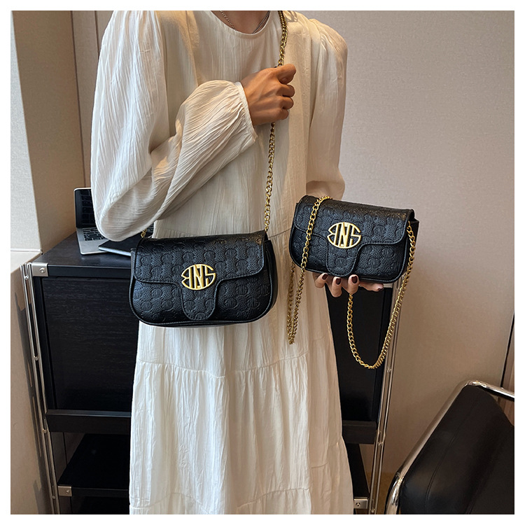 Torba na rame s lancem za žene s reljefnom teksturom moderna_voghion.com