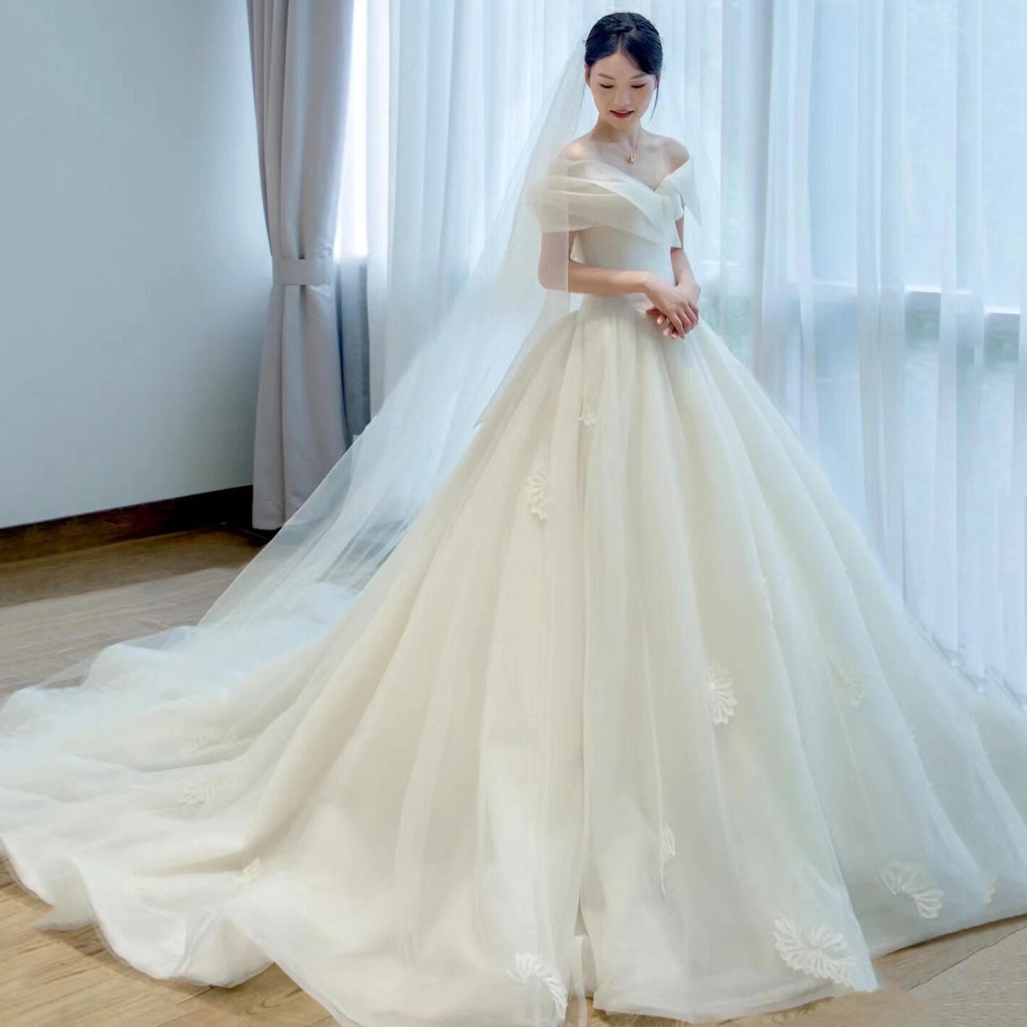 Vestido de novia estilo francés 2025, nuevo modelo, con textura de alta calidad para mujeres embarazadas de baja estatura, hombros descubiertos con cola larga D96