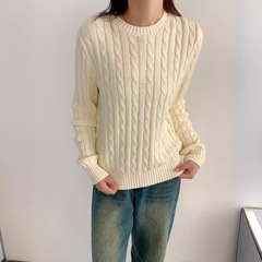 刺繍の丸首編みの麻花のセーターの長袖は底を打って合わせます。