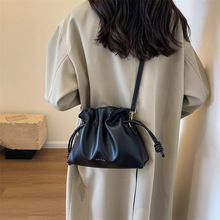 网红爆款小众设计包包2023新款女包流行百搭斜挎包时尚超火水桶包