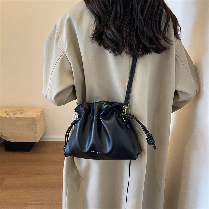 网红爆款小众设计包包2023新款女包流行百搭斜挎包时尚超火水桶包