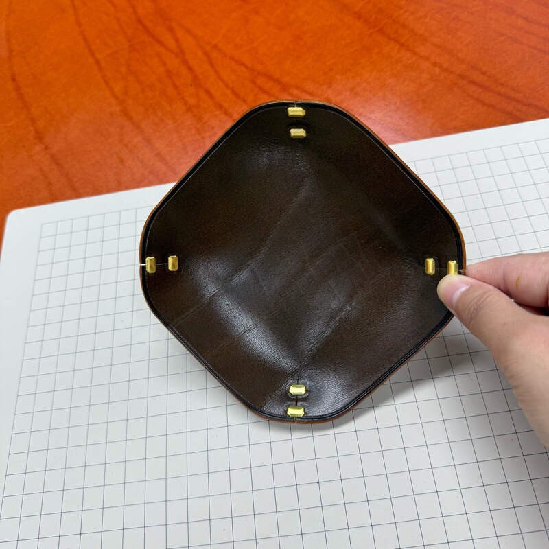 厚い牛革の文は手をつないでクルミの収納皿の宝石のトレーの本革のパイプの目を覚ます草の皿のデスクトップの収納皿を遊びます。|undefined