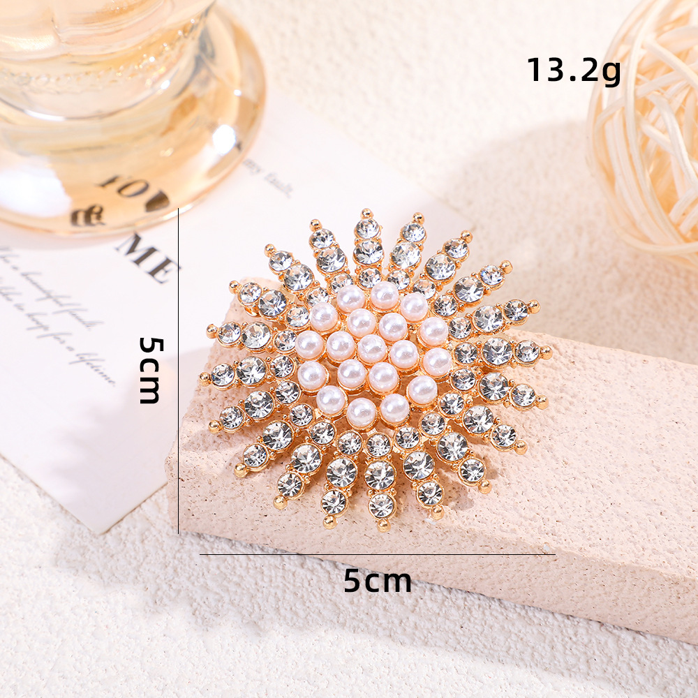 Spilla a fiore con perla e diamanti per giacca da donna_voghion.com