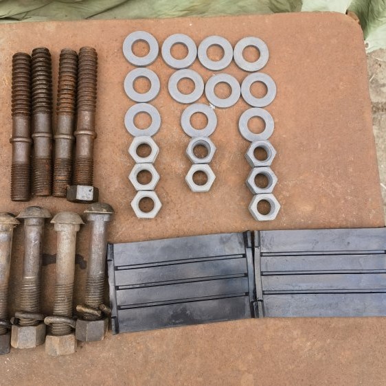 Accesorios de placa de abrazadera ferroviaria de servicio pesado conector de riel de acero placa de cauda de pescado tornillo de riel de refuerzo ferroviario