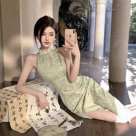新中式国风清冷感绿色改良旗袍性感风情万种绝美挂脖连衣裙女夏季