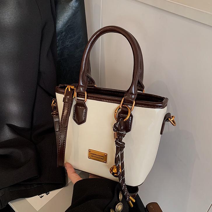 Retro versátil simple bolso de cubo portátil 2025 nuevo bolso de mujer nicho manuscrito de moda coreana bolso de hombro