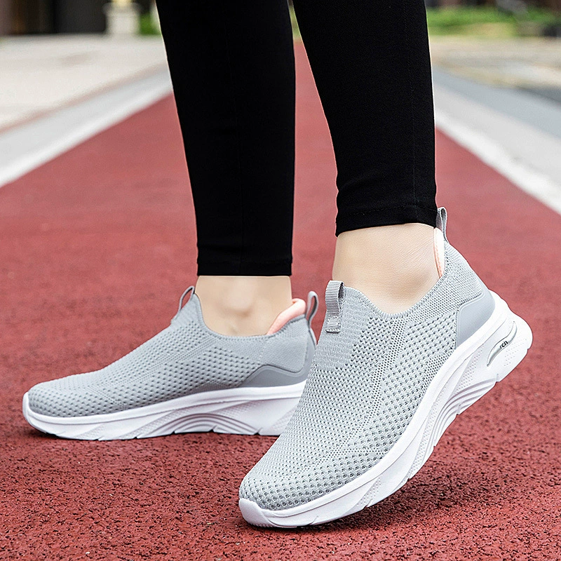 Обувь для пожилых женщин, весенняя обувь для мам, нескользящая спортивная обувь на мягкой подошве, удобная и не утомляющая старая пекинская тканевая обувь для людей среднего и пожилого возраста.