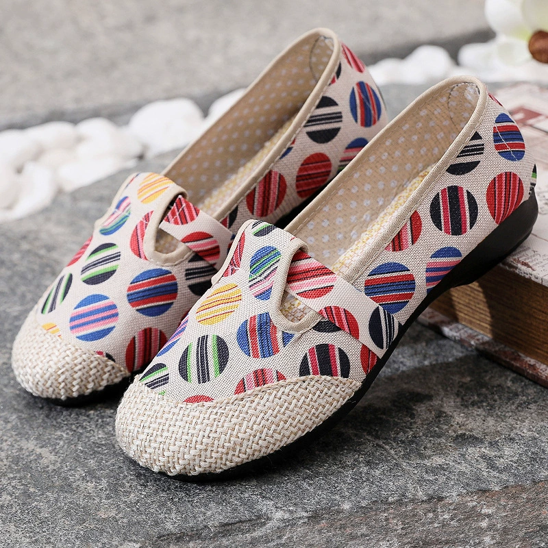 Летняя женская обувь, старая пекинская тканевая обувь, женская обувь для мам, дышащая весенне-осенняя обувь, мягкая подошва, туфли на плоской подошве для среднего и пожилого возраста.