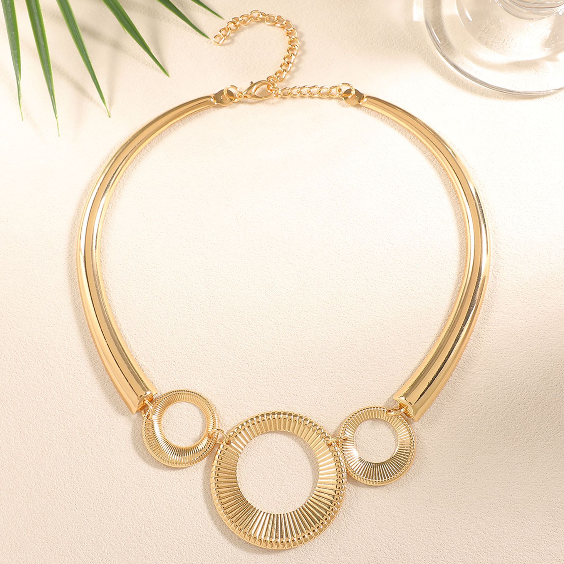 Europa y los Estados Unidos transfronterizos diseño geométrico simple exagerado collar colgante de flores collar de geometría de metal