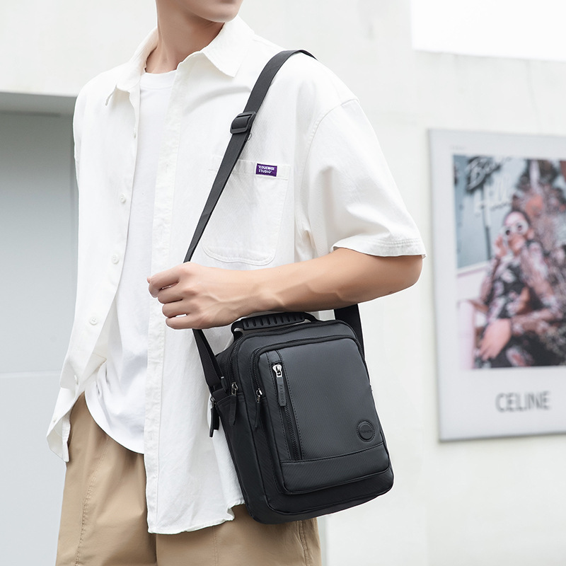 2024 nuevo bolso de hombro de negocios simple bolso de hombro casual de color sólido portátil a prueba de rociadores bolso de hombre inclinado
