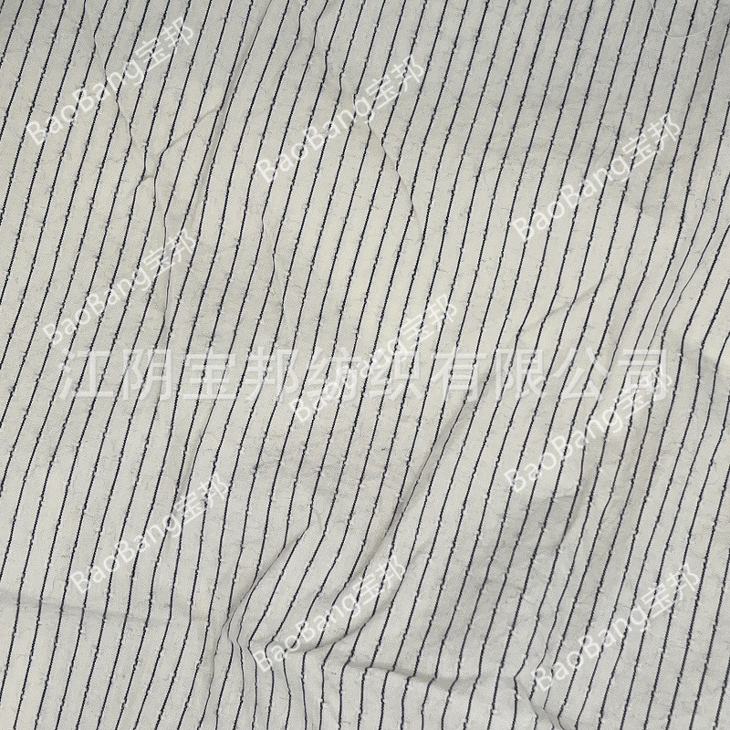 米白色全棉提花底纹带竖条纹花型，衬衣裙子面料，125G/M2