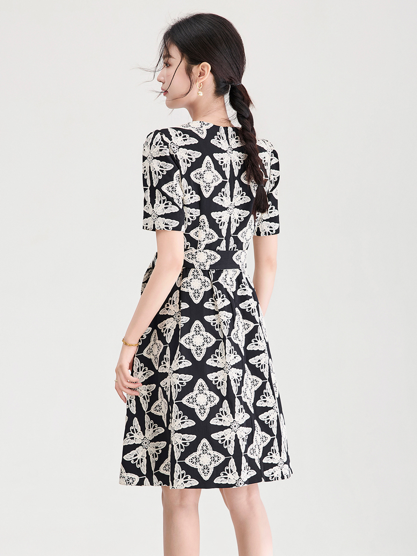 Đầm nữ cotton thêu hoa eo thon dáng suông midi — màu đen