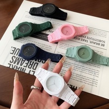 ¿2025Ͱ߼мɫpСֵOӋǹɫʯӢˮֱ